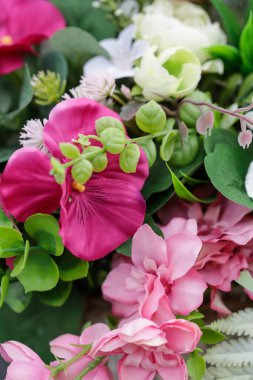 Yapay çiçeklerden yapılmış çok güzel bir bahar süsü. Geleneksel Paskalya motifleri. Grafiksel kaynaklar