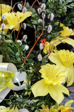 Geleneksel Paskalya süsü nergisler ve yapay çiçeklerden yapılmış laleler. Grafiksel kaynaklar