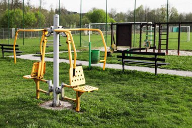 KLIKUSZOWA, POLAND - 09 Nisan 2024: Kamu parkında egzersiz ekipmanları. Dinlenme bölgesi