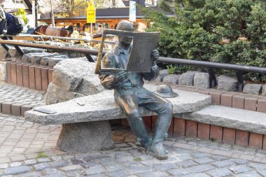 Krupowki street, Zakopane, Polonya için şehrin ana promenade gazetede bir adamla Anıtı.