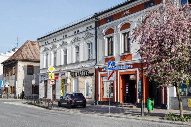 NOWY TARG, POLAND - 29 Nisan 2024: Nowy Targ, Polonya 'daki ana pazar meydanındaki renkli konutlar. Turistler için tatil yeri