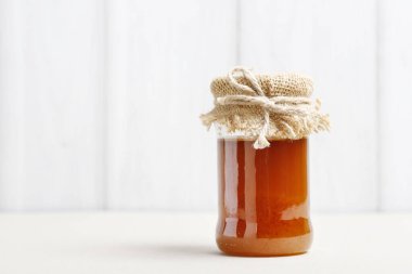 Beyaz arka planda izole edilmiş ballı kavanoz. Sağlıklı yiyecekler. Grafiksel kaynaklar