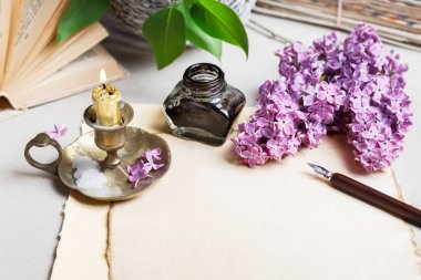 Leylaklar, mum tutacağı, mürekkep hokkası ve eski kağıt kaplamalı kalem, kopyalama alanı. Grafiksel kaynaklar