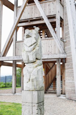 JORDANOW, POLAND - 07 Mayıs 2024: Ürdün, Polonya 'daki bir gözlem kulesinin önündeki tahta ayı heykeli. Turistler için tatil yeri