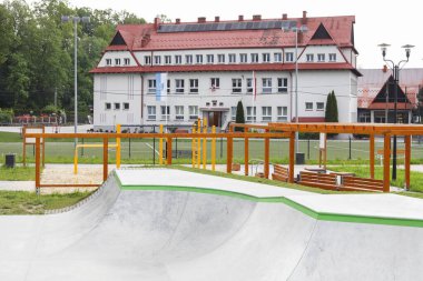 Polonya 'nın Sidzina şehrinde büyük bir devlet okulu ve spor sahası.