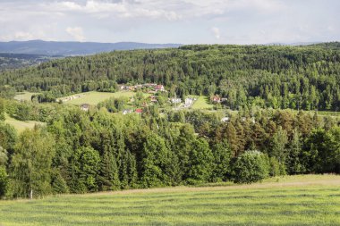 Vadideki köyün güzel manzarası, tepelerdeki ormanların arasında. Turistler için tatil yeri
