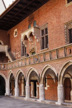 KRAKOW, POLAND - 08 Mayıs 2024: Polonya 'nın Krakow kentindeki Jagiellon Üniversitesi' nin tarihi binaları. Turistler için tatil yeri