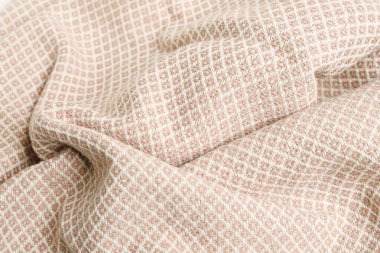 Beyaz ahşap bir masada püsküllü pembe battaniye. Grafiksel kaynaklar