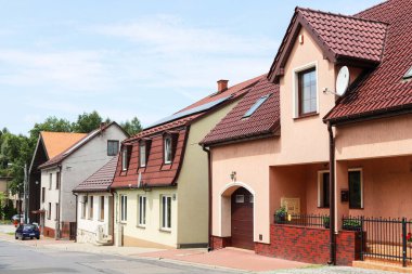 ALWERNIA, POLAND - 19 Temmuz 2024: tarihi Alwernia 'nın merkezinde büyüleyici konut binaları. Turistler için tatil yeri