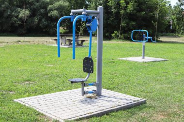 Kamu parkında egzersiz aletleri. Rahatlamak ve eğlenmek için
