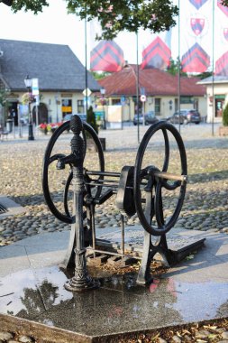 STARY SACZ, POLAND - 23 Haziran 2024 Stary Sacz pazar meydanında antik bir kuyu. Turistler için tatil yeri