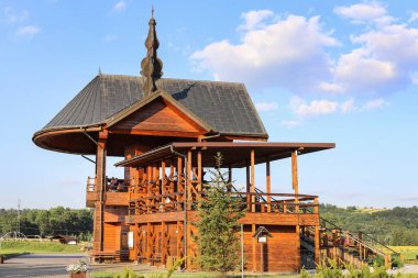 Papa 2. John Paul 'un Polonya' ya yaptığı hac sırasında ayinleri kutladığı ahşap sunak Stary Sacz 'da bir müze eşyası olarak saklandı..