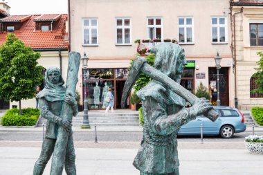 WIELICZKA, POLAND - 10 Mayıs 2024: Polonya 'nın Wieliczka kentindeki ana pazar meydanında ortaçağ tuz madeni işçilerinin anıtı. Turistler için tatil yeri