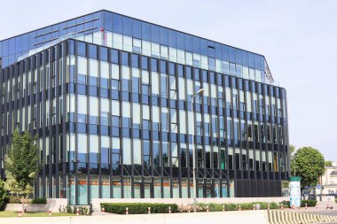 Cam ofis binası, bir şirket tarafından kiralanmış yerler..