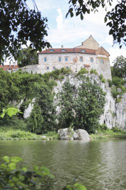 KRAKOW, POLAND - 19 Temmuz 2024: Tyniec, Krakow, Polonya 'daki Benedictine Manastırı. Turist ve hacıların uğrak yeri
