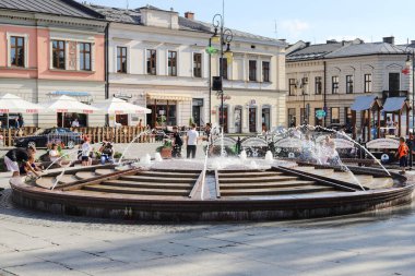 NOWY SACZ, POLAND - 23 Haziran 2024: Nowy Sacz, Polonya 'daki modern çeşme. Turistler için tatil yeri