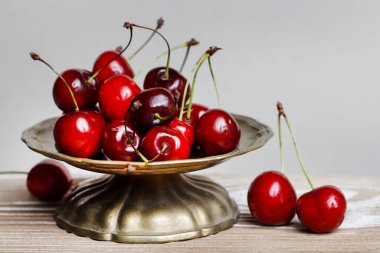 Masada taze kirazlar var. Yaz partisi tatlısı. Sağlıklı yemek.