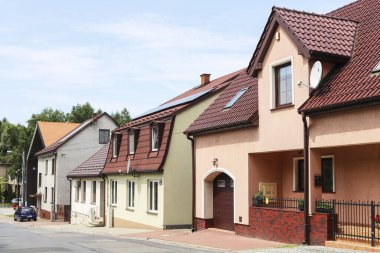 ALWERNIA, POLAND - 19 Temmuz 2024: tarihi Alwernia 'nın merkezinde büyüleyici konut binaları. Turistler için tatil yeri