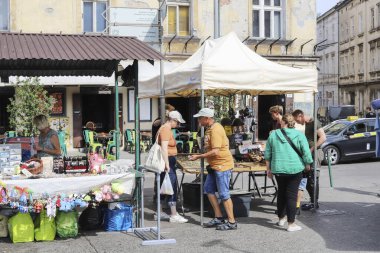 KRAKOW, POLAND - 20 Temmuz 2024: Kazimierz 'deki Plac Nowy' de eski malları satan dükkanlar. Turistler için tatil yeri