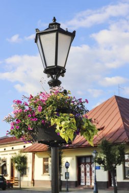 STARY SACZ, POLAND - 23 Haziran 2024 Stary Sacz 'deki pazar meydanında antik bir demir fener. Turistler için tatil yeri