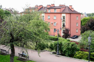 Polonya, Wieliczka 'da bir parkla çevrili büyüleyici pembe bir aile binası..