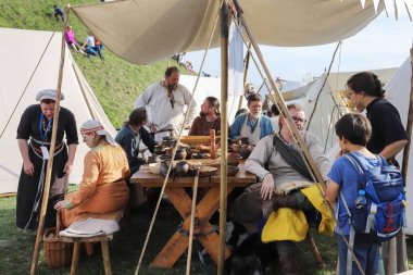 KRAKOW, POLAND - 22 Nisan 2025: Rekawka, yıllık uluslararası ortaçağ bahar festivali, Krakow, Polonya. Turistler için tatil yeri
