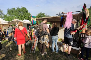 KRAKOW, POLAND - 22 Nisan 2025: Rekawka, yıllık uluslararası ortaçağ bahar festivali, Krakow, Polonya. Turistler için tatil yeri
