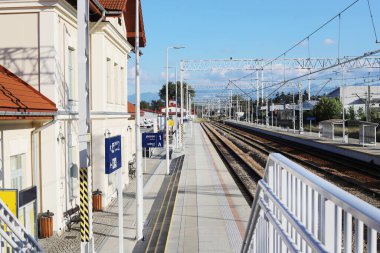 NOWY TARG, POLAND - 29 Temmuz 2024: Nowy Targ, Polonya 'daki ana tren istasyonu. Turistler için tatil yeri