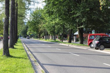 ZAKOPANE, POLAND - 31 Temmuz 2024: Zakopane, Polonya 'nın merkezinde sokak. Turistler için tatil yeri