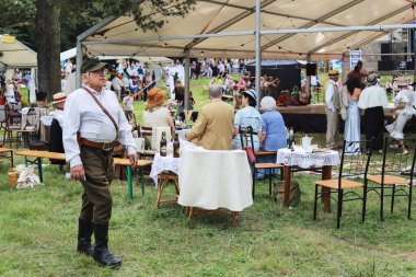 RABA WYZNA, POLAND - AĞUSTOS 04, 2024: Savaşlar arası temalı tarihi bir piknik, dönemin kostümleri ve aksesuarları, sanatçıların müzik performansları. Turistler için tatil yeri