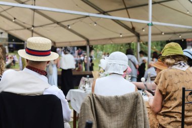 RABA WYZNA, POLAND - AĞUSTOS 04, 2024: Savaşlar arası temalı tarihi bir piknik, dönemin kostümleri ve aksesuarları, sanatçıların müzik performansları. Turistler için tatil yeri