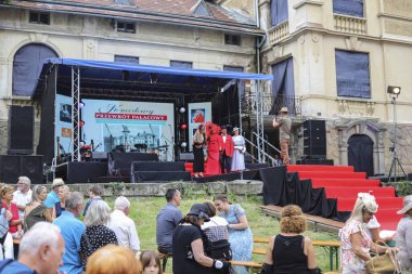 RABA WYZNA, POLAND - AĞUSTOS 04, 2024: Savaşlar arası temalı tarihi bir piknik, dönemin kostümleri ve aksesuarları, sanatçıların müzik performansları. Turistler için tatil yeri