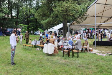 RABA WYZNA, POLAND - AĞUSTOS 04, 2024: Savaşlar arası temalı tarihi bir piknik, dönemin kostümleri ve aksesuarları, sanatçıların müzik performansları. Turistler için tatil yeri
