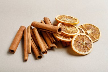 Elementler geleneksel Noel süslemeleri yapmak için kullanılır - kurutulmuş portakal ve tarçın çubukları. Grafiksel kaynaklar