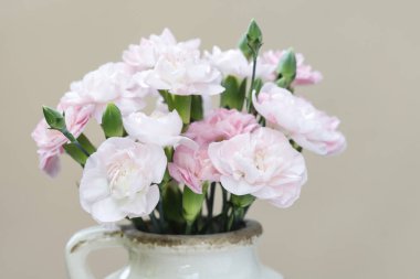 Porselen bardaktaki karanfiller çok güzel. Romantik düğün ve parti dekorasyonu.