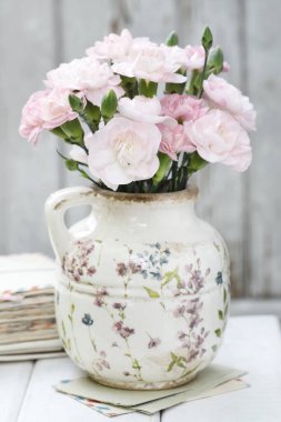 Porselen bardaktaki karanfiller çok güzel. Romantik düğün ve parti dekorasyonu.