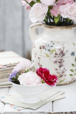 Porselen bardaktaki karanfiller çok güzel. Romantik düğün ve parti dekorasyonu.