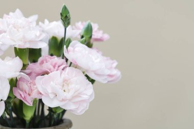 Porselen bardaktaki karanfiller çok güzel. Romantik düğün ve parti dekorasyonu.