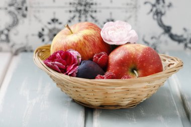 Tahta masada çeşitli meyvelerle dolu bir sepet. Sağlıklı yemek.