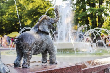 RABKA-ZDROJ, POLAND - 15 Ağustos 2024: Polonya 'nın ana sağlık merkezi Rabka Zdroj' un önündeki filli çeşme. Turistler için tatil yeri