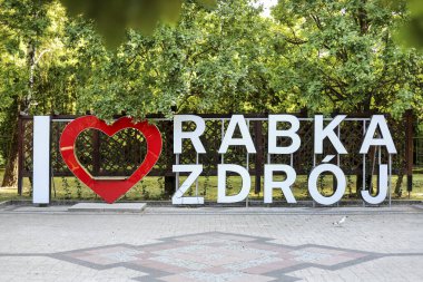 RABKA-ZDROJ, POLAND - 15 Ağustos 2024: Polonya 'nın Rabka Zdroj kentindeki dekorasyon. Turistler için tatil yeri