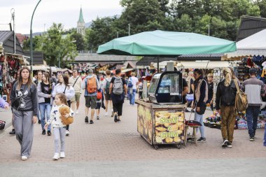 ZAKOPANE, POLAND - 22 AĞUSTOS 2024: Polonya 'nın Zakopane kentindeki Gubalowka' ya giden teleferiğin alt istasyonunda turistlerin ilgisini çekiyor. Turistler için tatil yeri