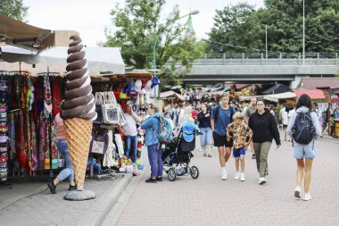 ZAKOPANE, POLAND - 22 AĞUSTOS 2024: Polonya 'nın Zakopane kentindeki Gubalowka' ya giden teleferiğin alt istasyonunda turistlerin ilgisini çekiyor. Turistler için tatil yeri