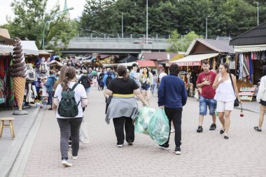 ZAKOPANE, POLAND - 22 AĞUSTOS 2024: Polonya 'nın Zakopane kentindeki Gubalowka' ya giden teleferiğin alt istasyonunda turistlerin ilgisini çekiyor. Turistler için tatil yeri