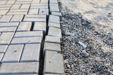 Sel sonrası kaldırım taşları hasar görmüş. Onarım gerektiren kamusal alanda kusur.