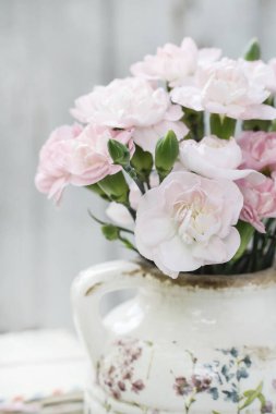 Güzel bir buket pembe karanfil. Güzel parti dekoru