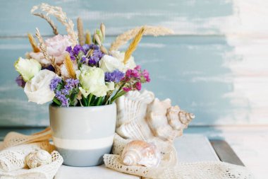 Eustoma ve limonyumla basit bir çiçek aranjmanı nasıl yapılır? Adım adım, öğretici.