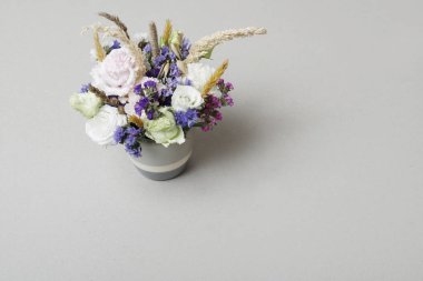 Eustoma ve limonyumla basit bir çiçek aranjmanı nasıl yapılır? Adım adım, öğretici.