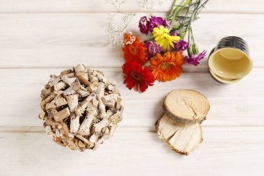 Kadın, çiçek ve huş ağacından nasıl masa dekorasyonu yapılacağını gösteriyor. Adım adım, öğretici.