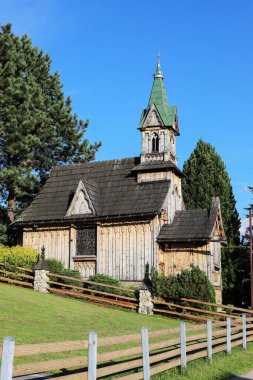 CONOW, POLAND - 13 AĞUSTOS 2024: Tarihi ahşap kilise ve Witow, Polonya çevresi. Turistler için tatil yeri